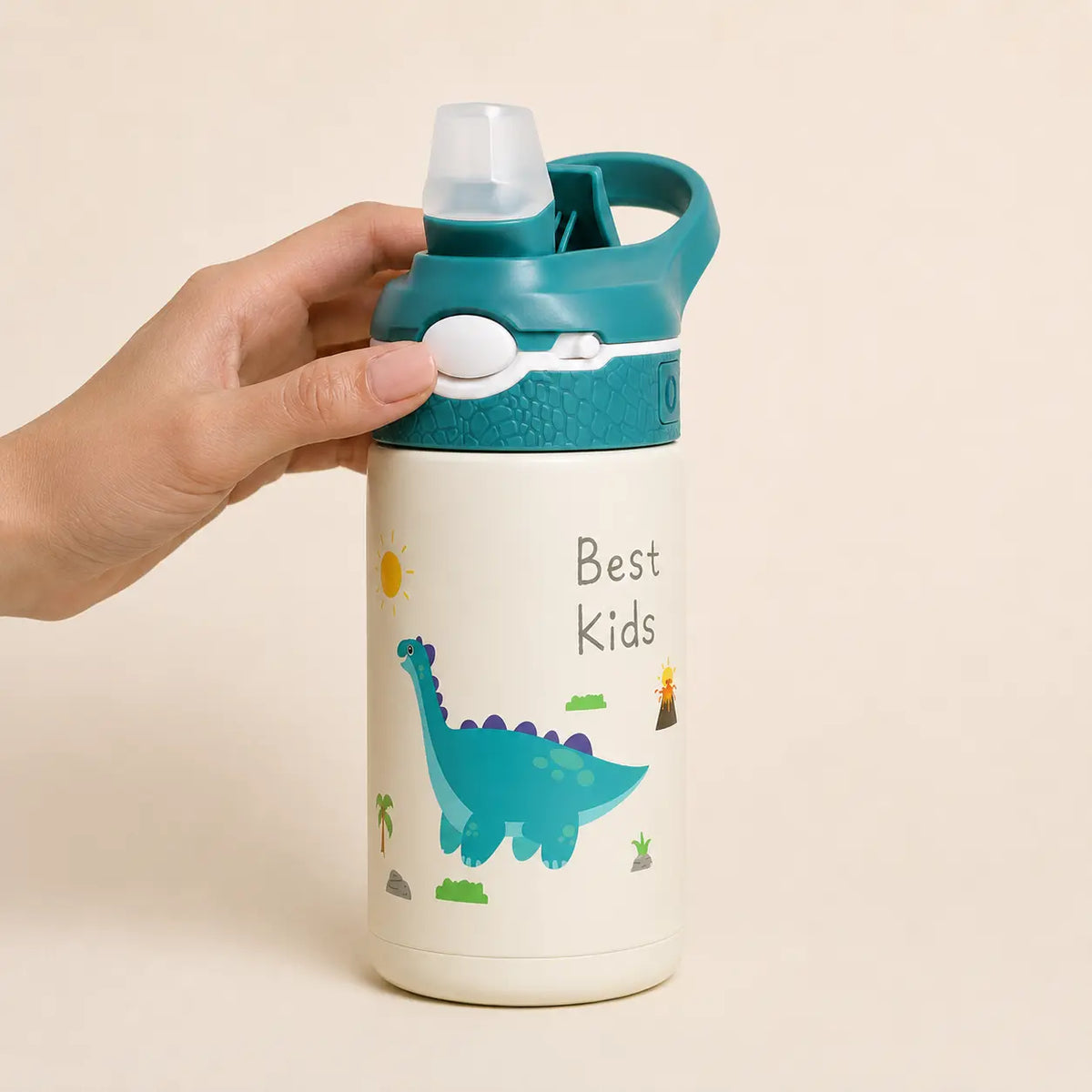 Ouverture du bouchon à paille de la gourde isotherme enfant 400 ml modèle dinosaure vert