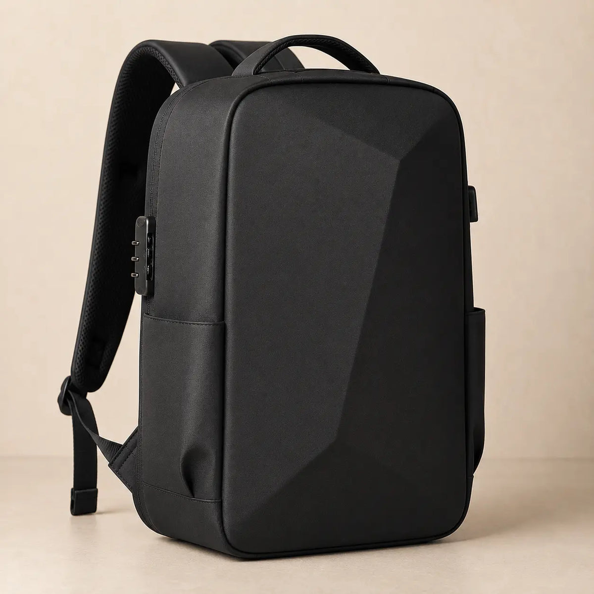 Sac à dos antivol noir à coque structurée – vue trois quarts