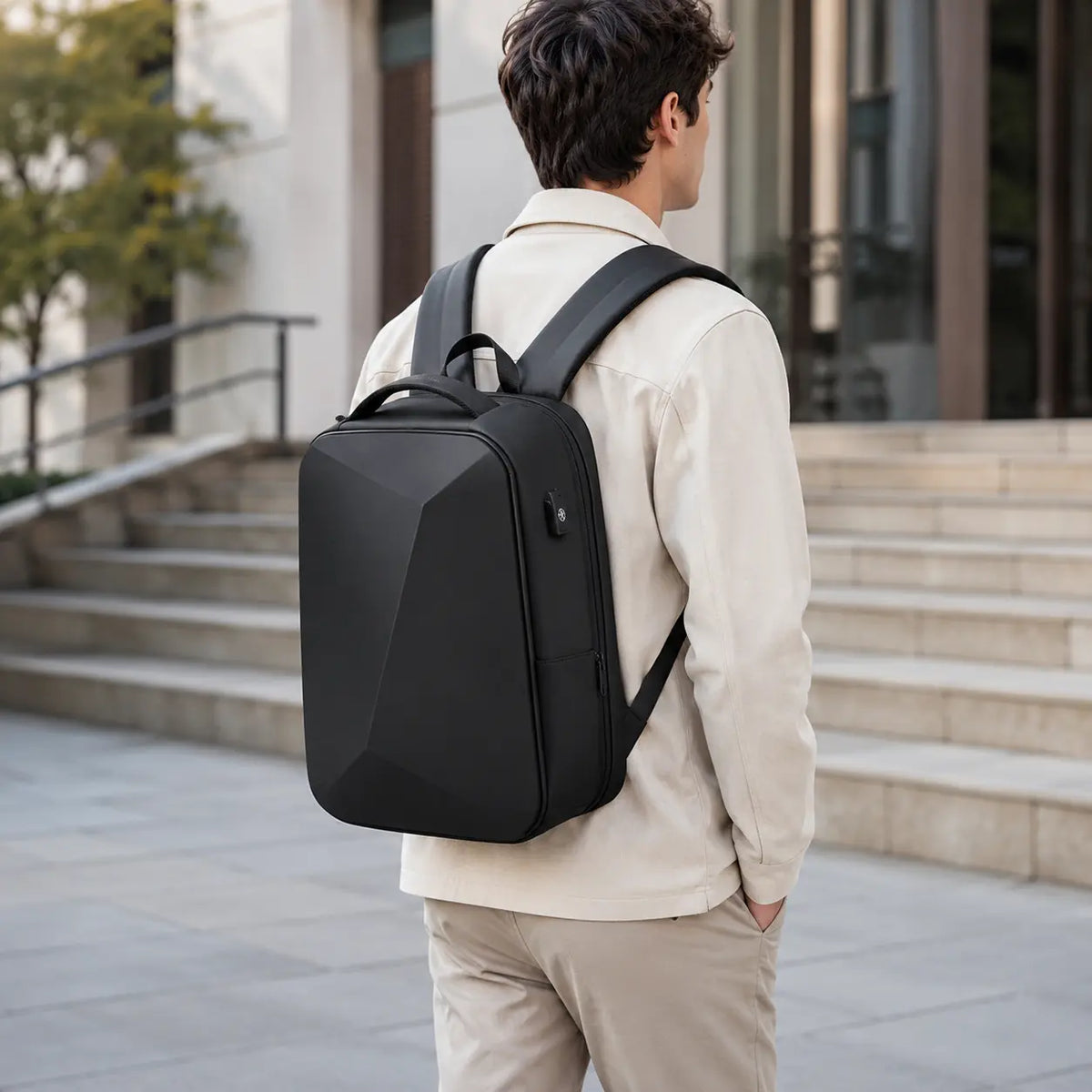 Homme portant un sac à dos antivol noir dans un environnement urbain