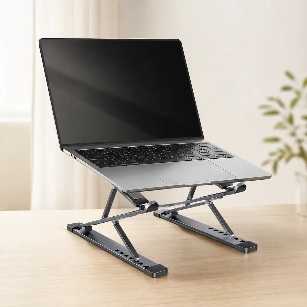Ordinateur portable installé sur un support réglable N8 sur un bureau